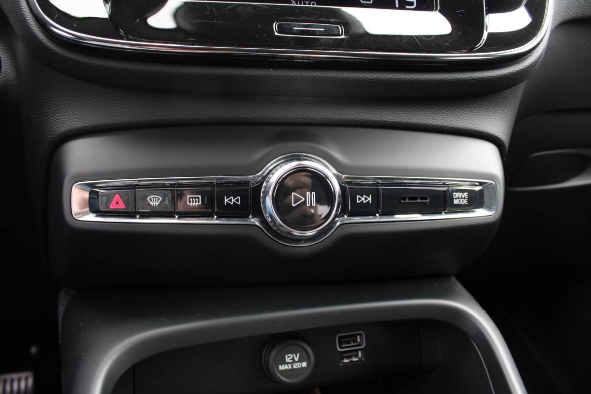 Volvo XC40 Volvo XC40 T3 164PK Automaat Inscription | Styling Kit | 360 Camera | 21″ LM Velgen | Verw. Voorstoelen & Achterbank | H&K Audio |