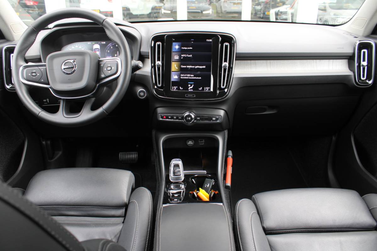 Volvo XC40 Volvo XC40 T3 164PK Automaat Inscription | Styling Kit | 360 Camera | 21″ LM Velgen | Verw. Voorstoelen & Achterbank | H&K Audio |