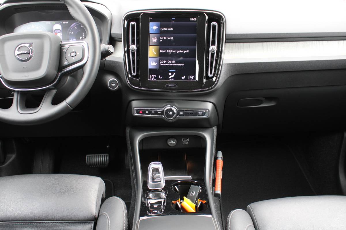 Volvo XC40 Volvo XC40 T3 164PK Automaat Inscription | Styling Kit | 360 Camera | 21″ LM Velgen | Verw. Voorstoelen & Achterbank | H&K Audio |