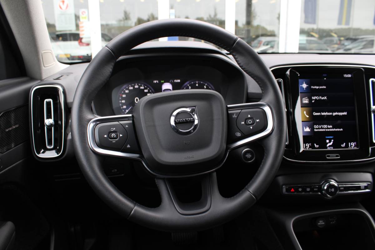 Volvo XC40 Volvo XC40 T3 164PK Automaat Inscription | Styling Kit | 360 Camera | 21″ LM Velgen | Verw. Voorstoelen & Achterbank | H&K Audio |