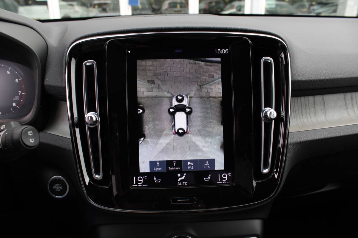 Volvo XC40 Volvo XC40 T3 164PK Automaat Inscription | Styling Kit | 360 Camera | 21″ LM Velgen | Verw. Voorstoelen & Achterbank | H&K Audio |