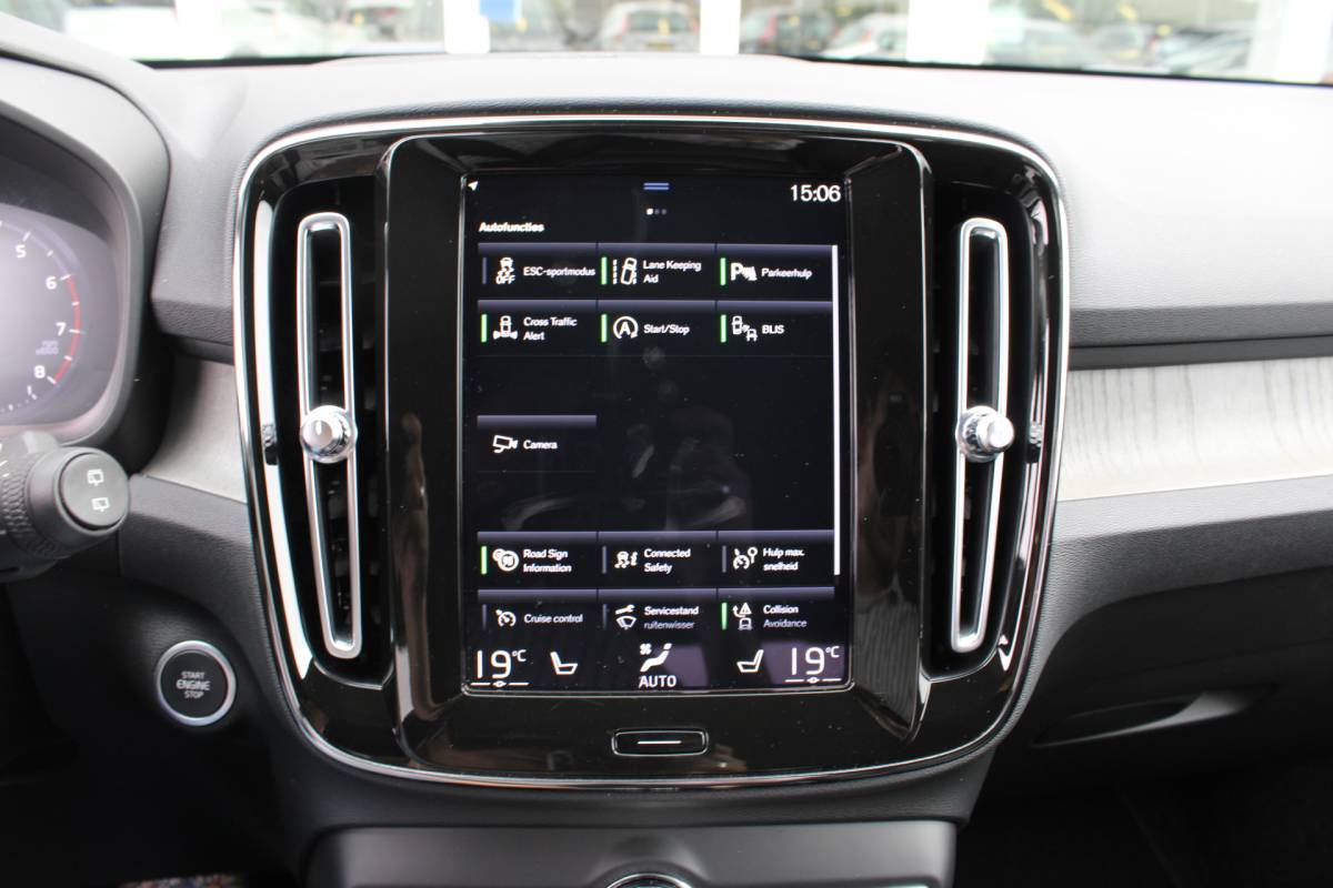 Volvo XC40 Volvo XC40 T3 164PK Automaat Inscription | Styling Kit | 360 Camera | 21″ LM Velgen | Verw. Voorstoelen & Achterbank | H&K Audio |