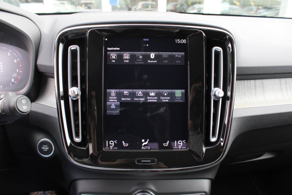 Volvo XC40 Volvo XC40 T3 164PK Automaat Inscription | Styling Kit | 360 Camera | 21″ LM Velgen | Verw. Voorstoelen & Achterbank | H&K Audio |