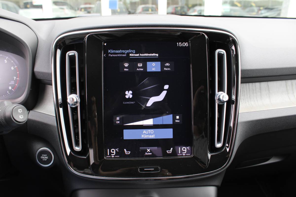 Volvo XC40 Volvo XC40 T3 164PK Automaat Inscription | Styling Kit | 360 Camera | 21″ LM Velgen | Verw. Voorstoelen & Achterbank | H&K Audio |