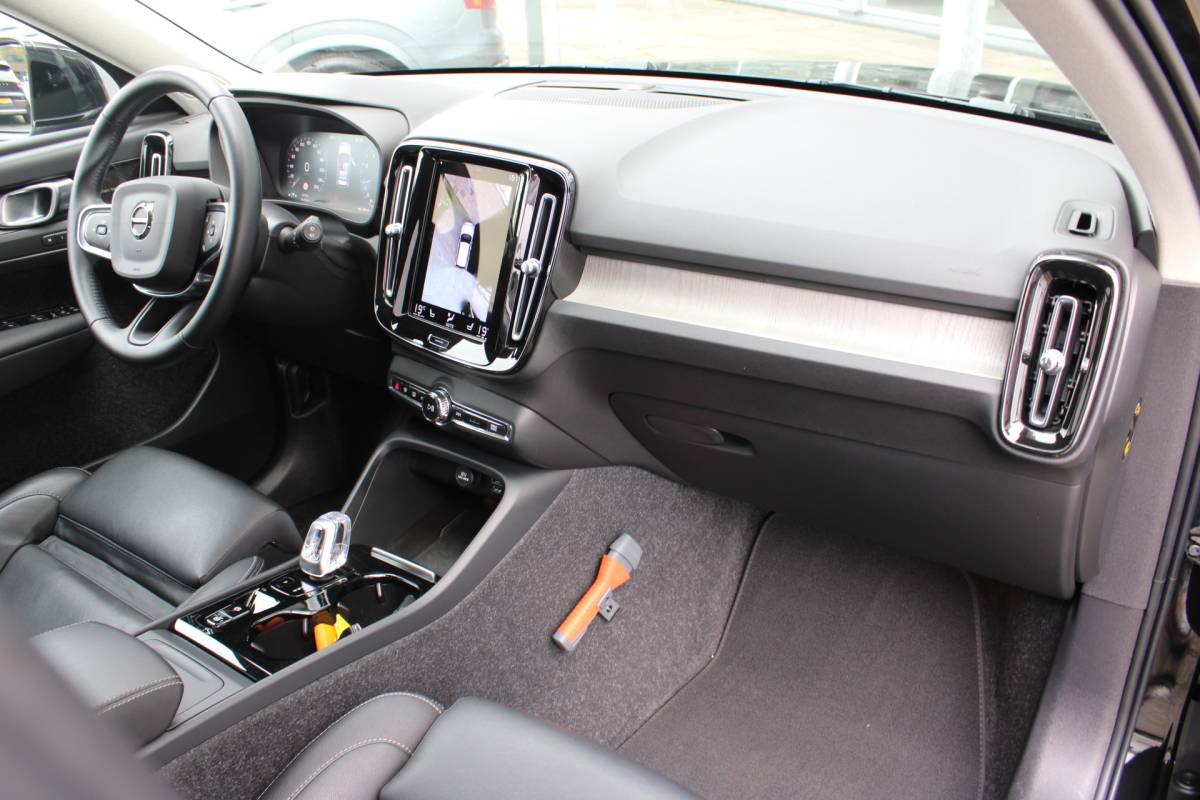 Volvo XC40 Volvo XC40 T3 164PK Automaat Inscription | Styling Kit | 360 Camera | 21″ LM Velgen | Verw. Voorstoelen & Achterbank | H&K Audio |