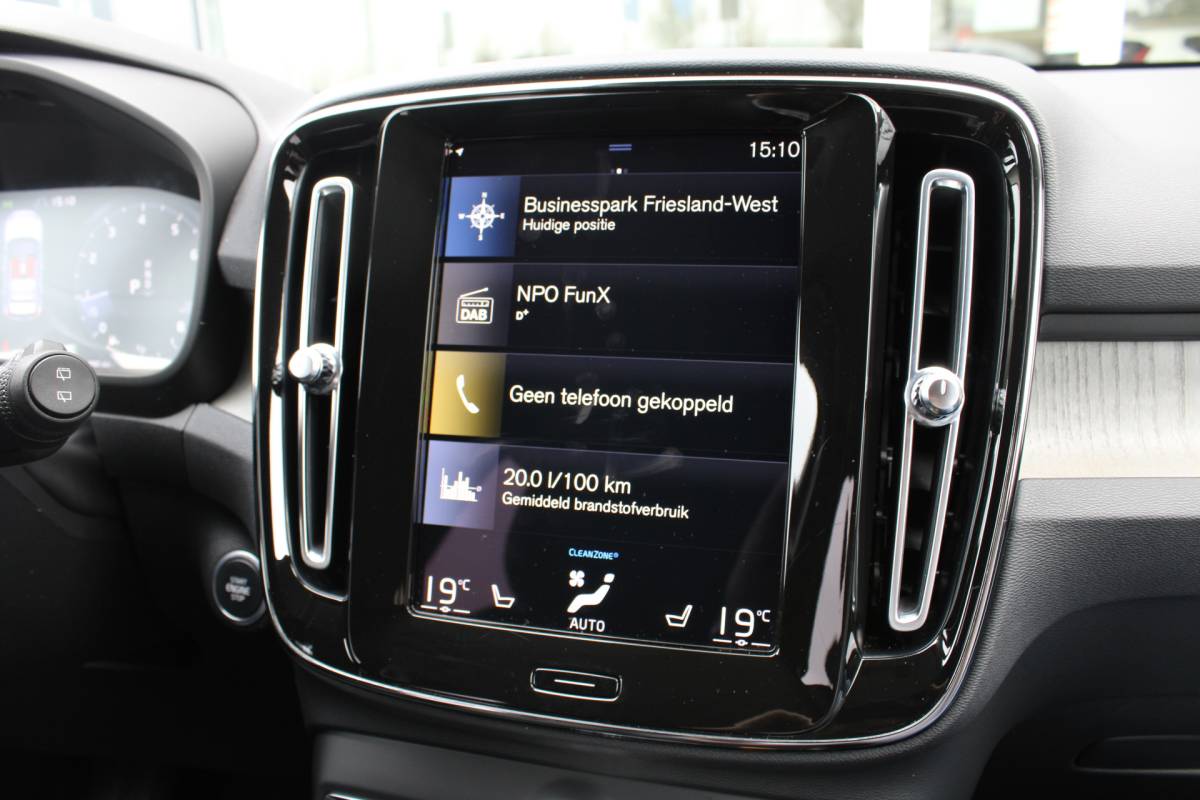 Volvo XC40 Volvo XC40 T3 164PK Automaat Inscription | Styling Kit | 360 Camera | 21″ LM Velgen | Verw. Voorstoelen & Achterbank | H&K Audio |
