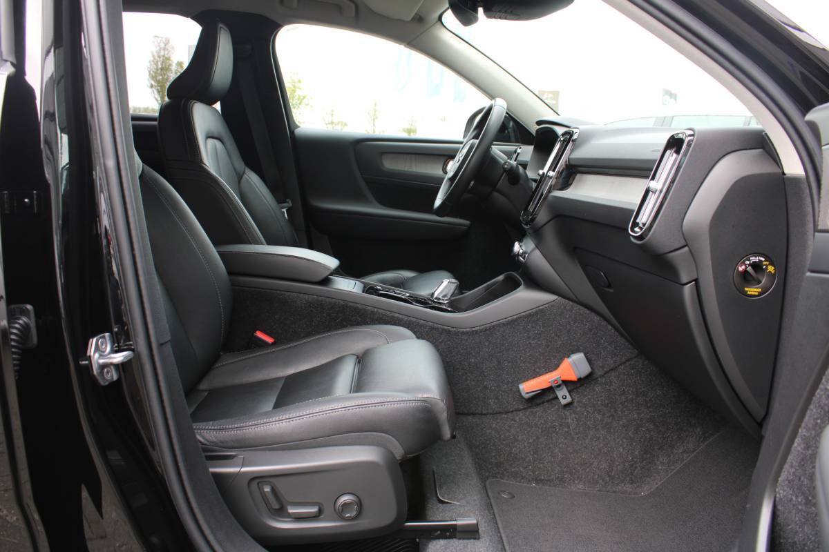 Volvo XC40 Volvo XC40 T3 164PK Automaat Inscription | Styling Kit | 360 Camera | 21″ LM Velgen | Verw. Voorstoelen & Achterbank | H&K Audio |