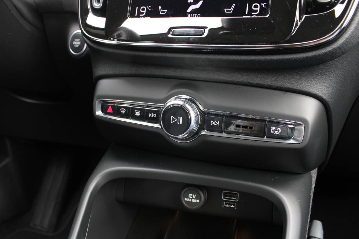 Volvo XC40 Volvo XC40 T3 164PK Automaat Inscription | Styling Kit | 360 Camera | 21″ LM Velgen | Verw. Voorstoelen & Achterbank | H&K Audio |