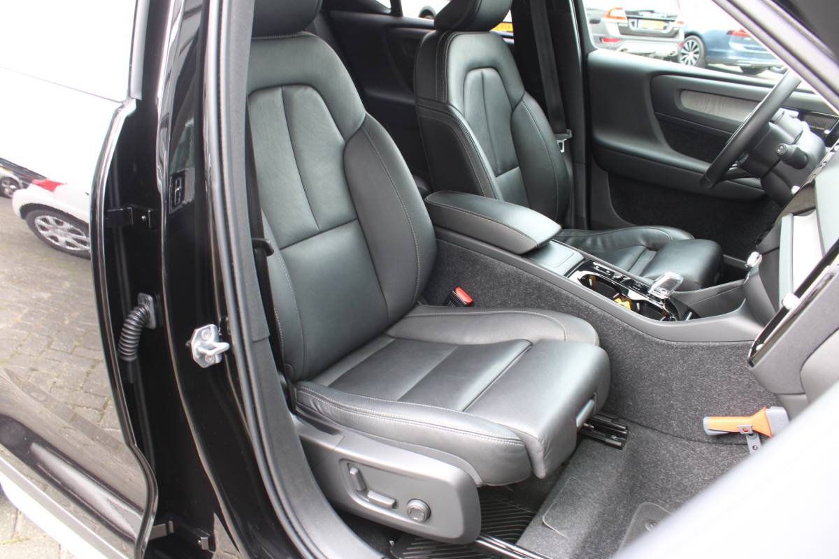 Volvo XC40 Volvo XC40 T3 164PK Automaat Inscription | Styling Kit | 360 Camera | 21″ LM Velgen | Verw. Voorstoelen & Achterbank | H&K Audio |