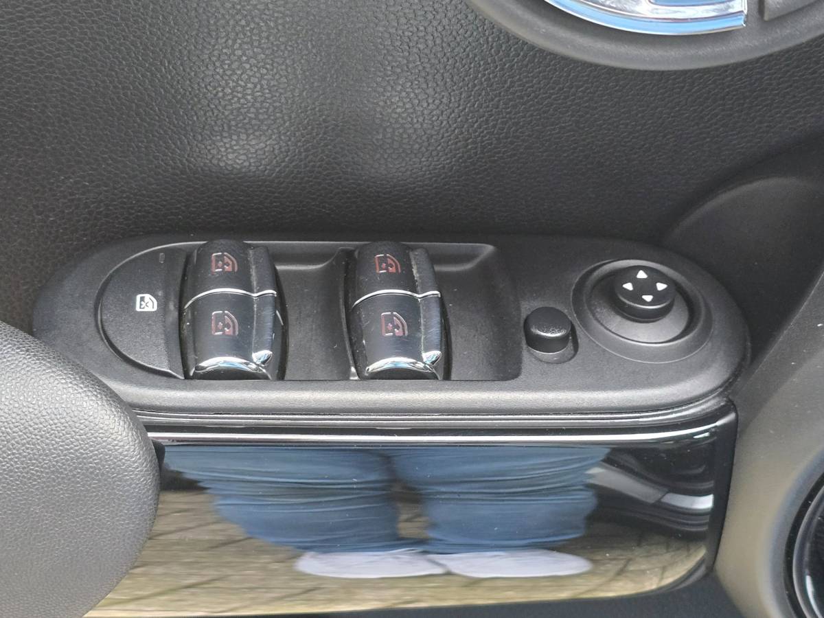 MINI 5-Deurs Mini 5-Deurs 2.0 Cooper S Chili Serious Business / AUT / 5 Deurs / Navi / Head Up / Harman Kardon / Stoelverwarming / Led / Pdc