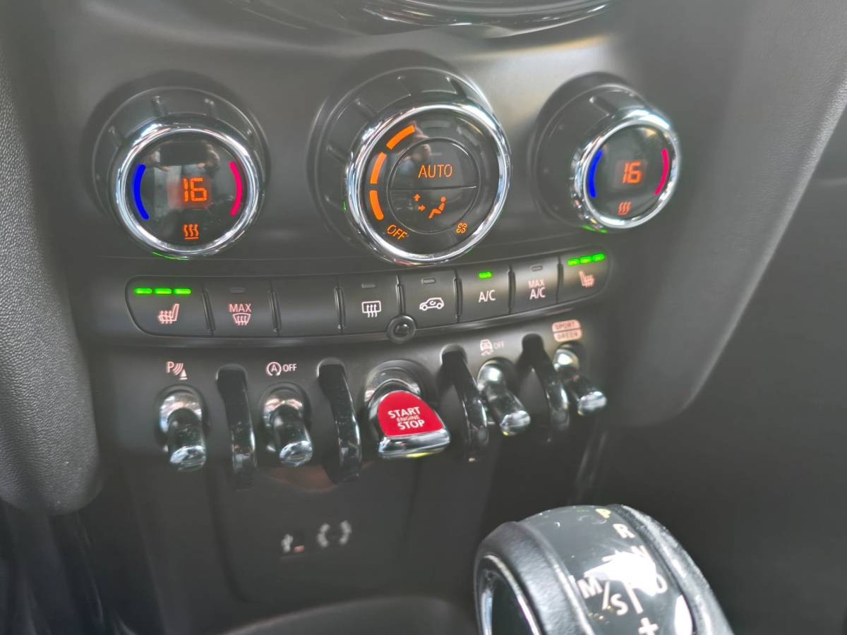 MINI 5-Deurs Mini 5-Deurs 2.0 Cooper S Chili Serious Business / AUT / 5 Deurs / Navi / Head Up / Harman Kardon / Stoelverwarming / Led / Pdc