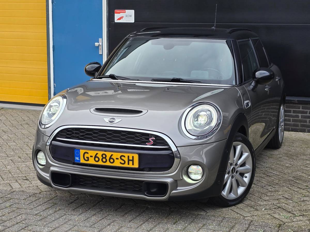 MINI 5-Deurs Mini 5-Deurs 2.0 Cooper S Chili Serious Business / AUT / 5 Deurs / Navi / Head Up / Harman Kardon / Stoelverwarming / Led / Pdc