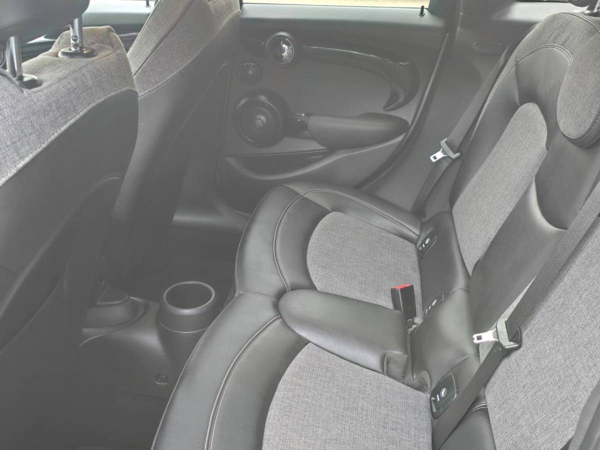 MINI 5-Deurs Mini 5-Deurs 2.0 Cooper S Chili Serious Business / AUT / 5 Deurs / Navi / Head Up / Harman Kardon / Stoelverwarming / Led / Pdc