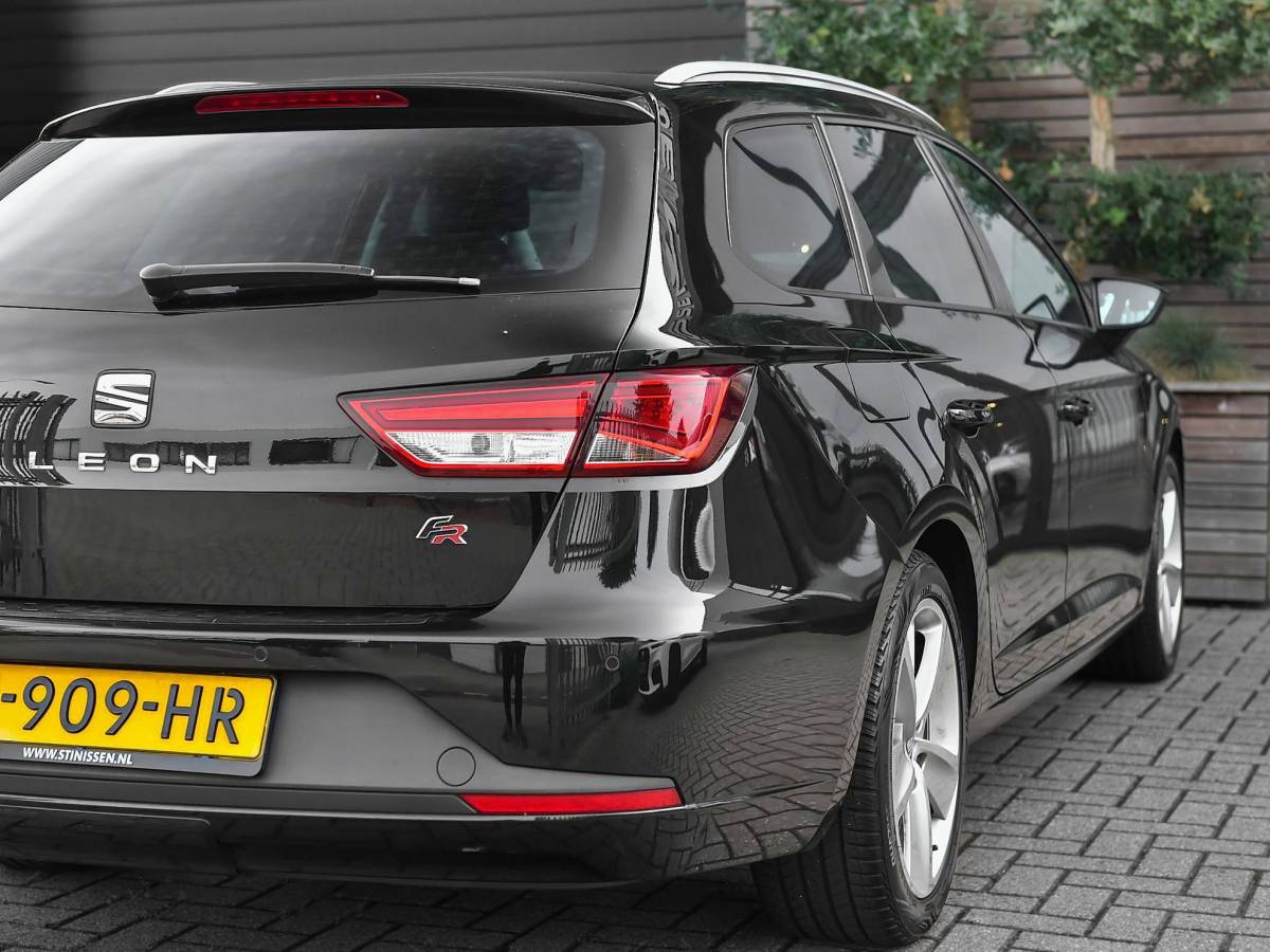 SEAT Leon SEAT Leon ST 1.4 EcoTSI FR Panoramadak trekhaak ACC Stoelverwarming Led Verlichting
