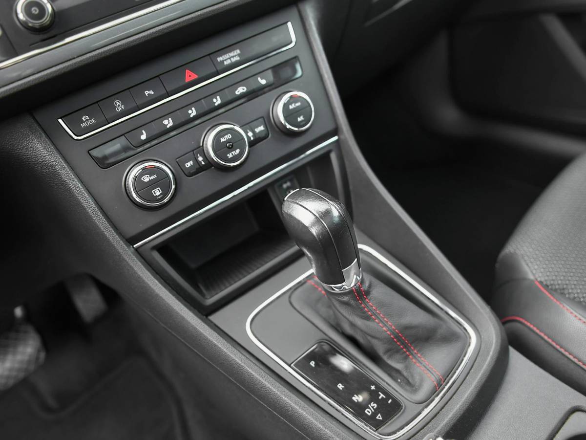 SEAT Leon SEAT Leon ST 1.4 EcoTSI FR Panoramadak trekhaak ACC Stoelverwarming Led Verlichting