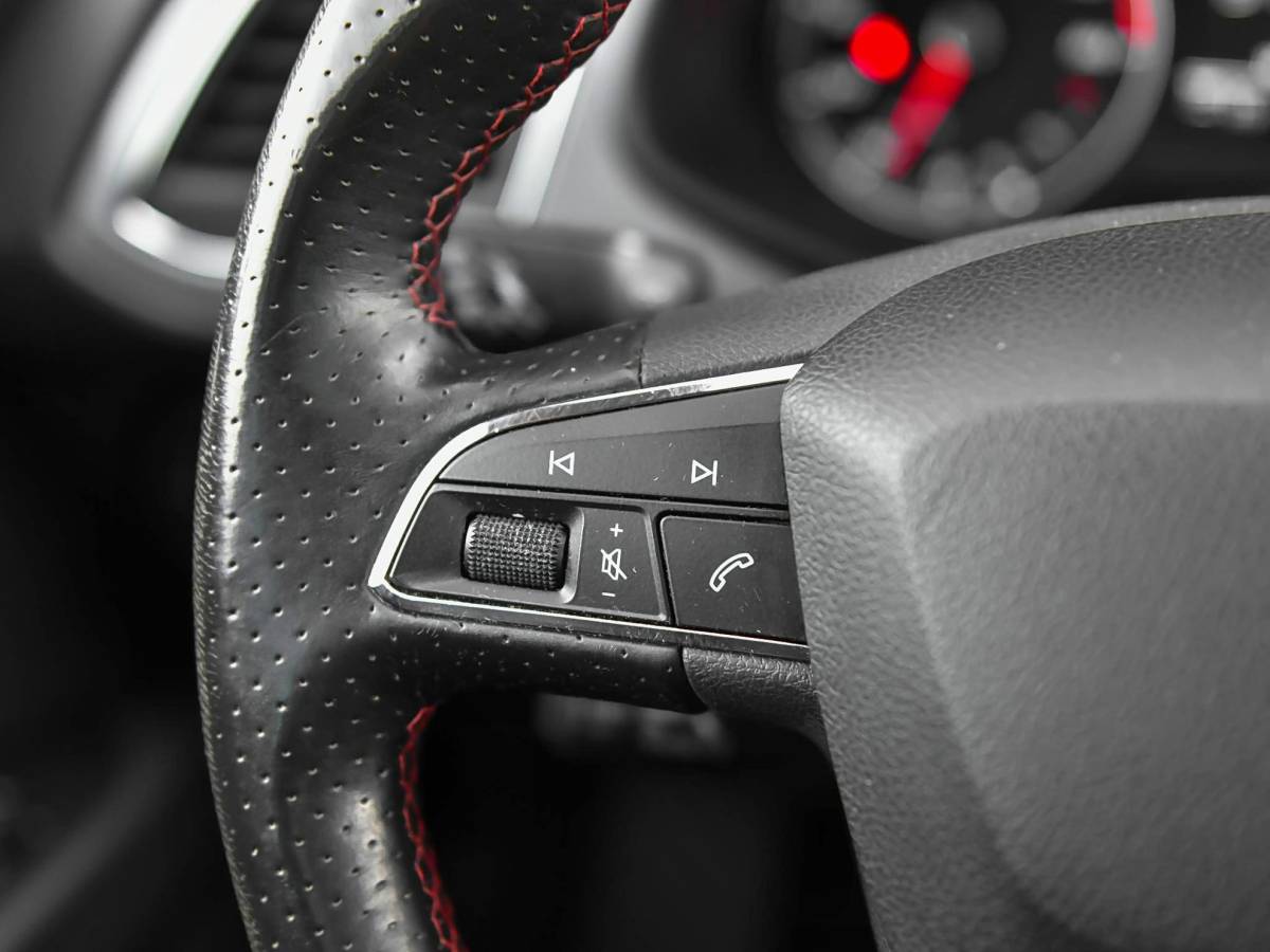 SEAT Leon SEAT Leon ST 1.4 EcoTSI FR Panoramadak trekhaak ACC Stoelverwarming Led Verlichting