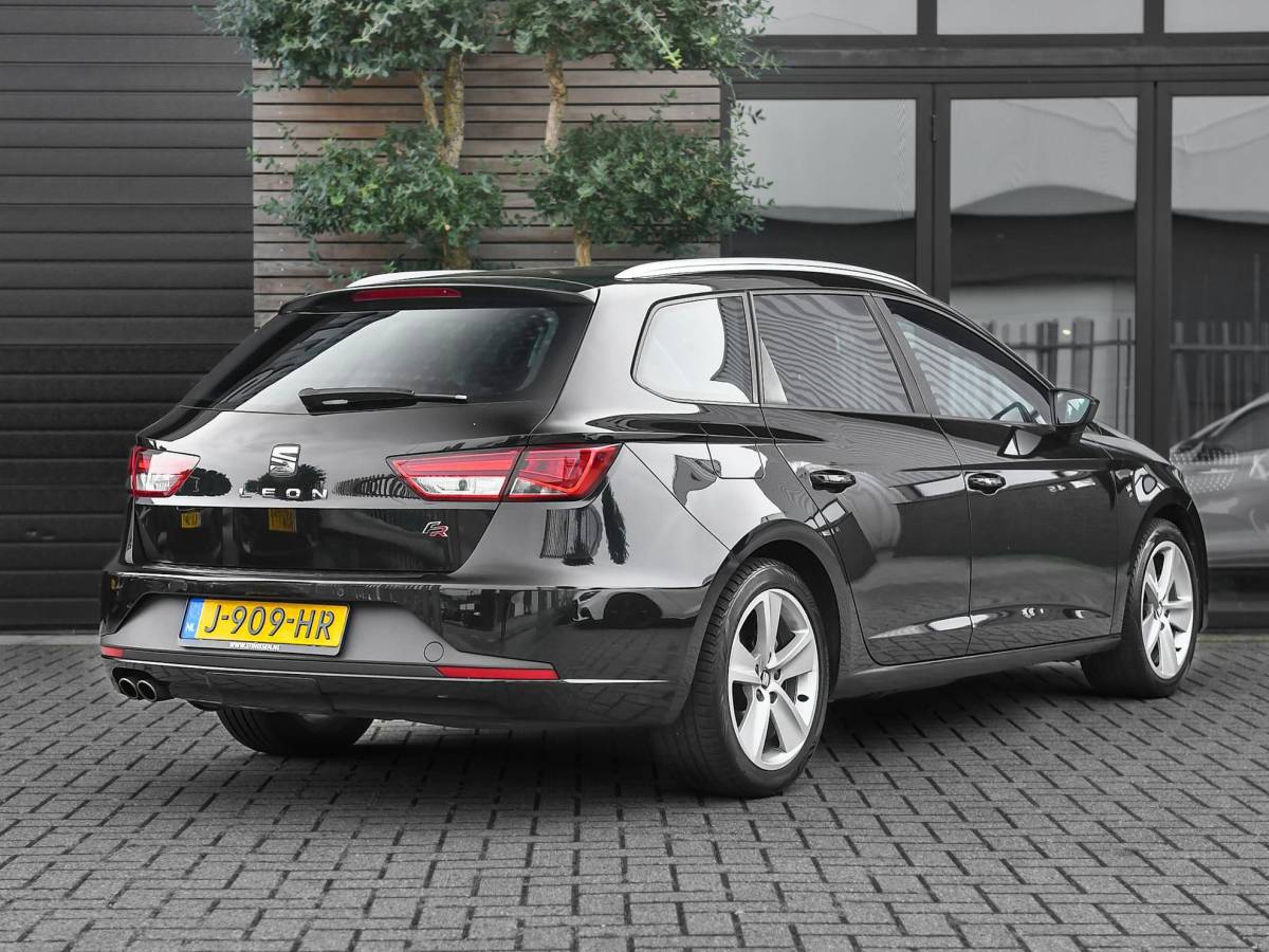 SEAT Leon SEAT Leon ST 1.4 EcoTSI FR Panoramadak trekhaak ACC Stoelverwarming Led Verlichting