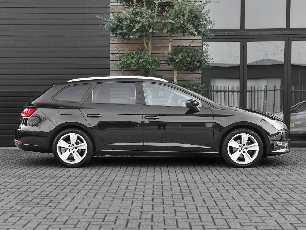 SEAT Leon SEAT Leon ST 1.4 EcoTSI FR Panoramadak trekhaak ACC Stoelverwarming Led Verlichting