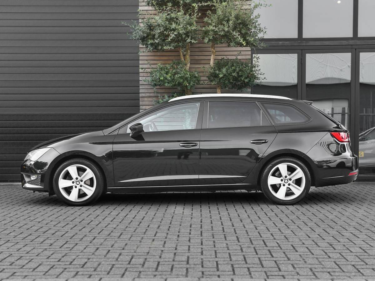 SEAT Leon SEAT Leon ST 1.4 EcoTSI FR Panoramadak trekhaak ACC Stoelverwarming Led Verlichting