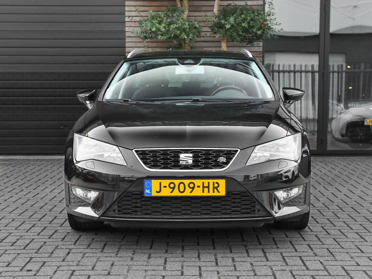 SEAT Leon SEAT Leon ST 1.4 EcoTSI FR Panoramadak trekhaak ACC Stoelverwarming Led Verlichting