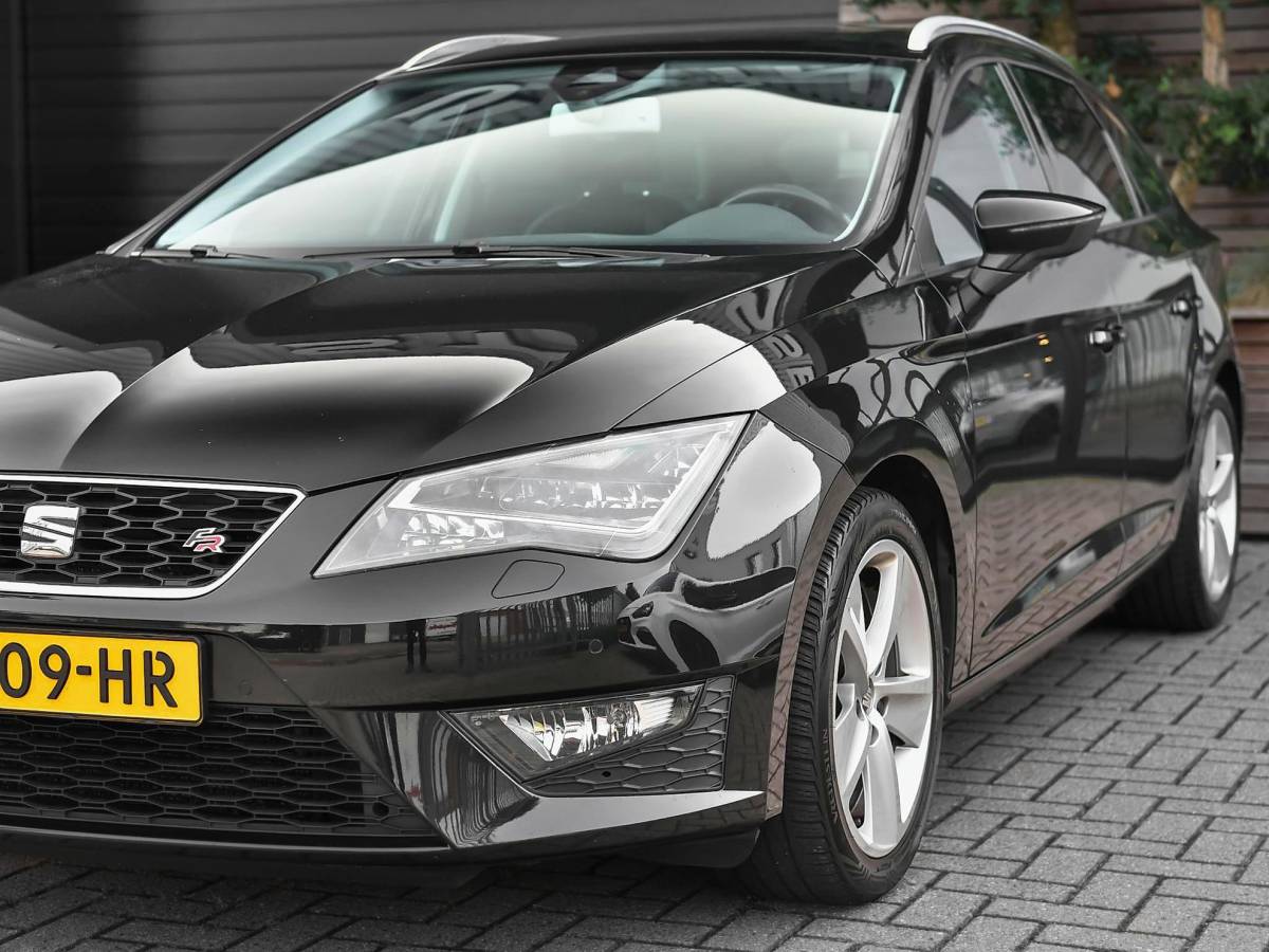 SEAT Leon SEAT Leon ST 1.4 EcoTSI FR Panoramadak trekhaak ACC Stoelverwarming Led Verlichting