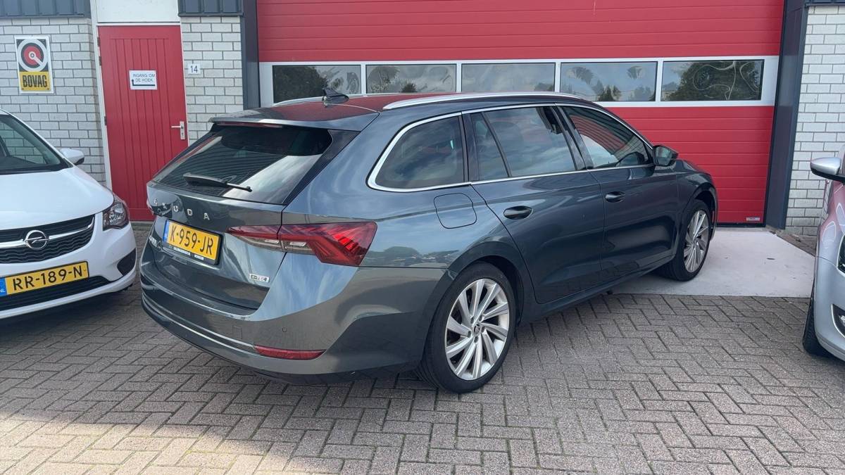 Škoda Octavia Skoda Octavia Combi 1.0 e-TSI Business Edition AUTOMAAT / TREKHAAK / FULL LED / CARPLAY / NAVI / CLIMA / PDC / NL-AUTO