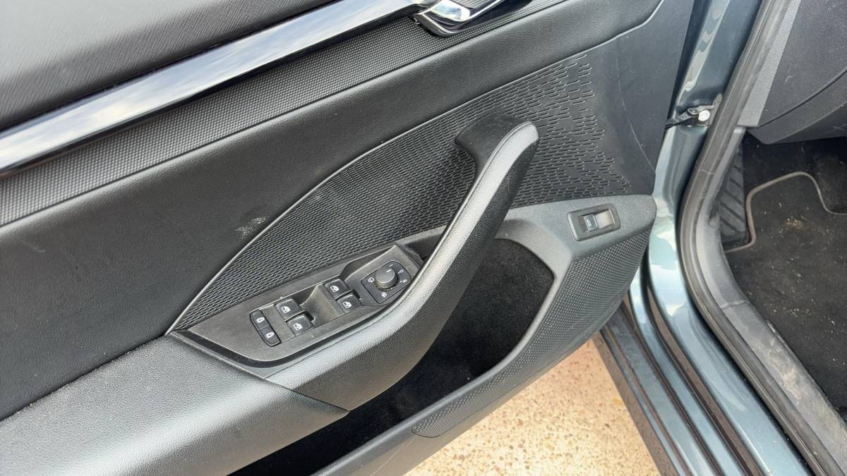 Škoda Octavia Skoda Octavia Combi 1.0 e-TSI Business Edition AUTOMAAT / TREKHAAK / FULL LED / CARPLAY / NAVI / CLIMA / PDC / NL-AUTO