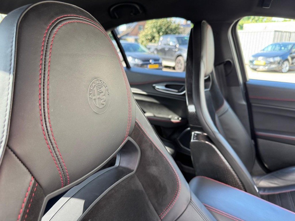 Alfa Romeo Giulia Alfa Romeo Giulia 2.9 V6 QUADRIFOGLIO Carbon pakket Sparco kuipstoelen Carplay Perfect onderhouden!