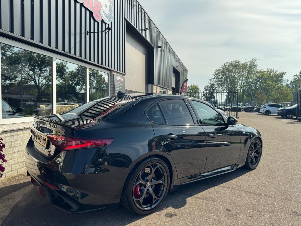 Alfa Romeo Giulia Alfa Romeo Giulia 2.9 V6 QUADRIFOGLIO Carbon pakket Sparco kuipstoelen Carplay Perfect onderhouden!