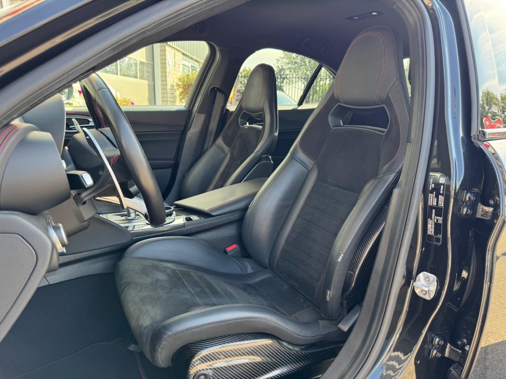 Alfa Romeo Giulia Alfa Romeo Giulia 2.9 V6 QUADRIFOGLIO Carbon pakket Sparco kuipstoelen Carplay Perfect onderhouden!