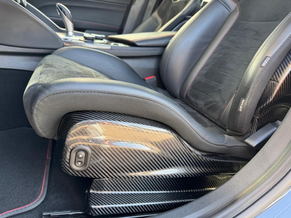 Alfa Romeo Giulia Alfa Romeo Giulia 2.9 V6 QUADRIFOGLIO Carbon pakket Sparco kuipstoelen Carplay Perfect onderhouden!