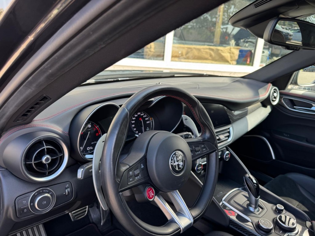 Alfa Romeo Giulia Alfa Romeo Giulia 2.9 V6 QUADRIFOGLIO Carbon pakket Sparco kuipstoelen Carplay Perfect onderhouden!