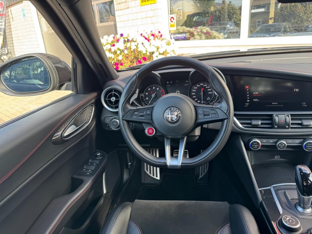 Alfa Romeo Giulia Alfa Romeo Giulia 2.9 V6 QUADRIFOGLIO Carbon pakket Sparco kuipstoelen Carplay Perfect onderhouden!