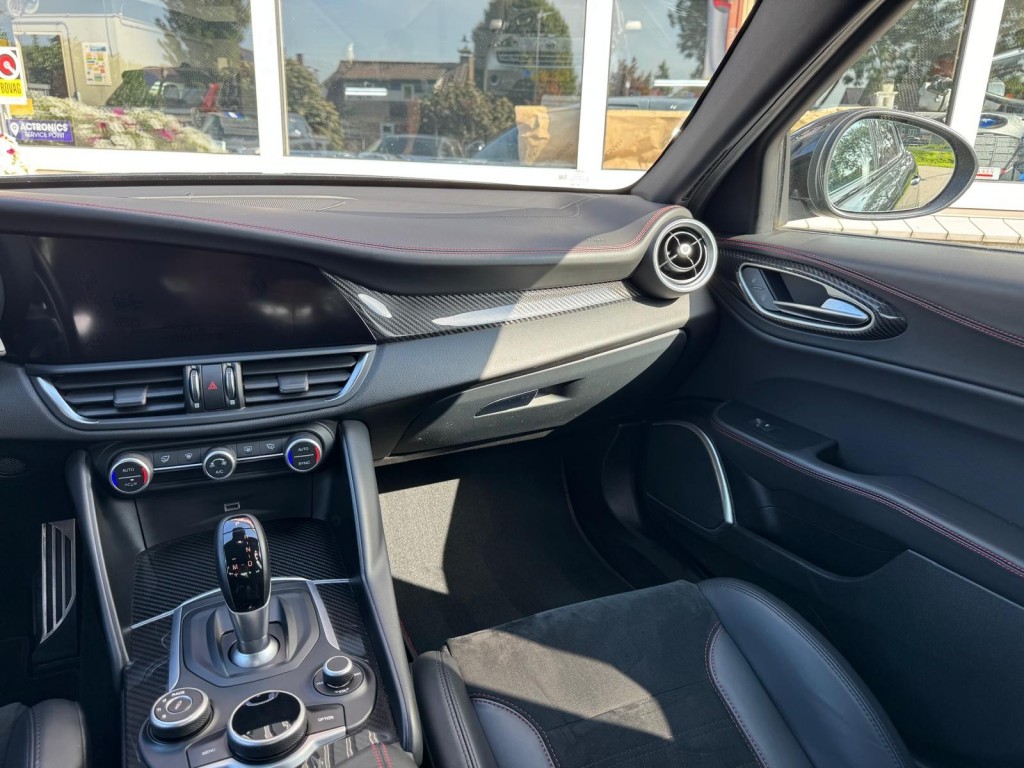 Alfa Romeo Giulia Alfa Romeo Giulia 2.9 V6 QUADRIFOGLIO Carbon pakket Sparco kuipstoelen Carplay Perfect onderhouden!