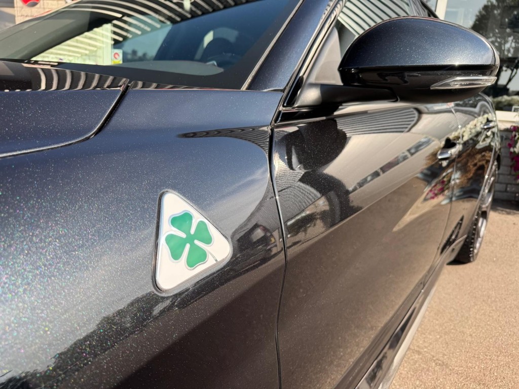 Alfa Romeo Giulia Alfa Romeo Giulia 2.9 V6 QUADRIFOGLIO Carbon pakket Sparco kuipstoelen Carplay Perfect onderhouden!