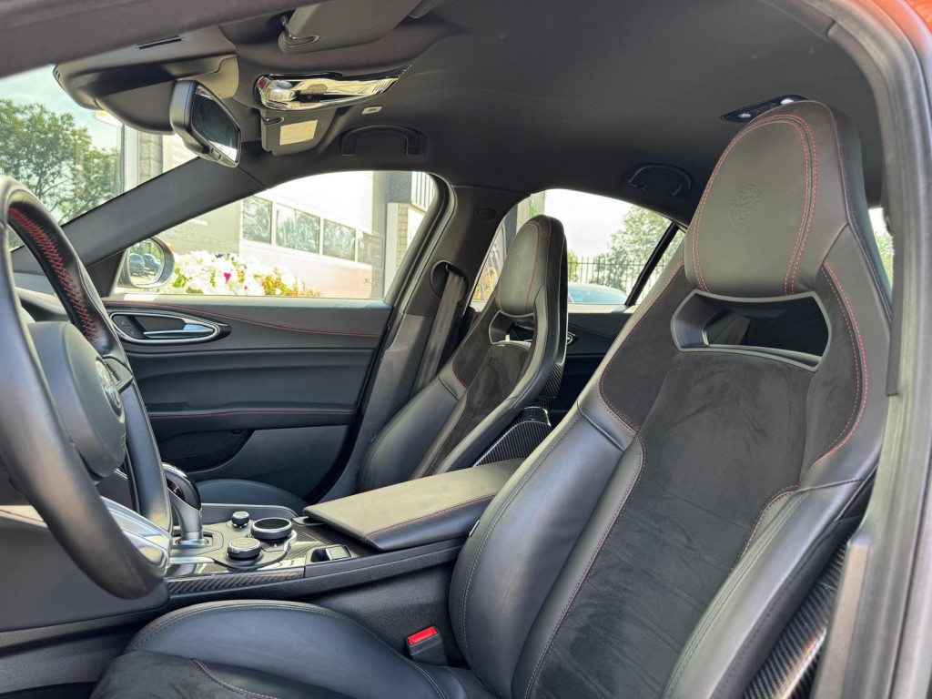 Alfa Romeo Giulia Alfa Romeo Giulia 2.9 V6 QUADRIFOGLIO Carbon pakket Sparco kuipstoelen Carplay Perfect onderhouden!