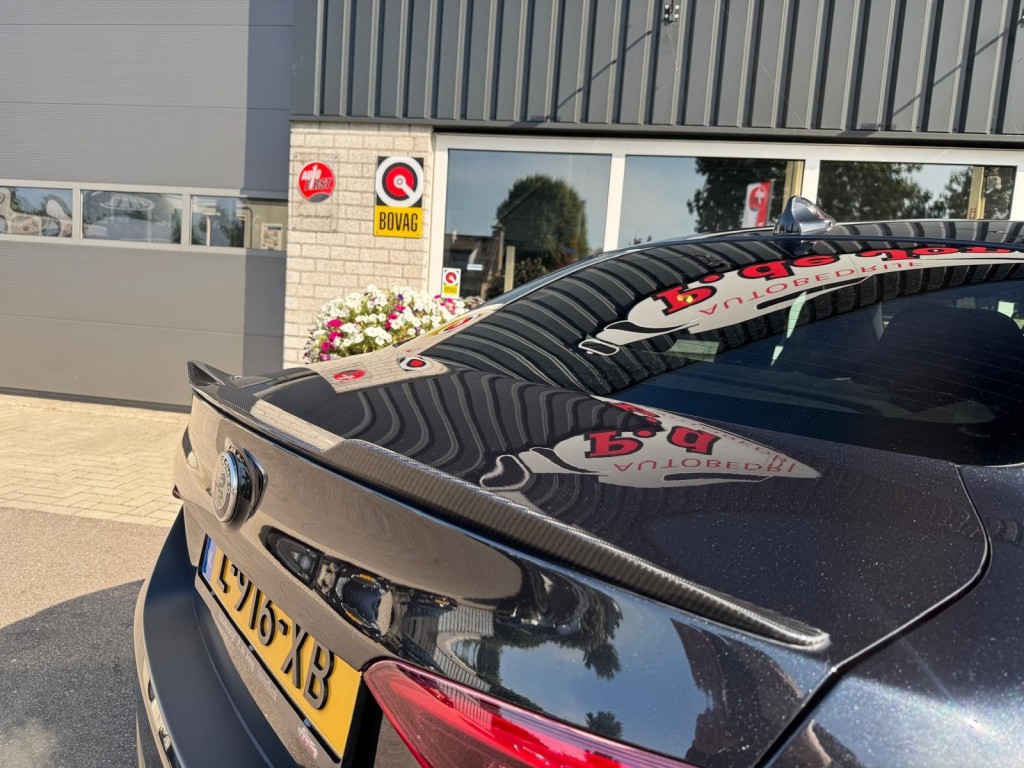 Alfa Romeo Giulia Alfa Romeo Giulia 2.9 V6 QUADRIFOGLIO Carbon pakket Sparco kuipstoelen Carplay Perfect onderhouden!