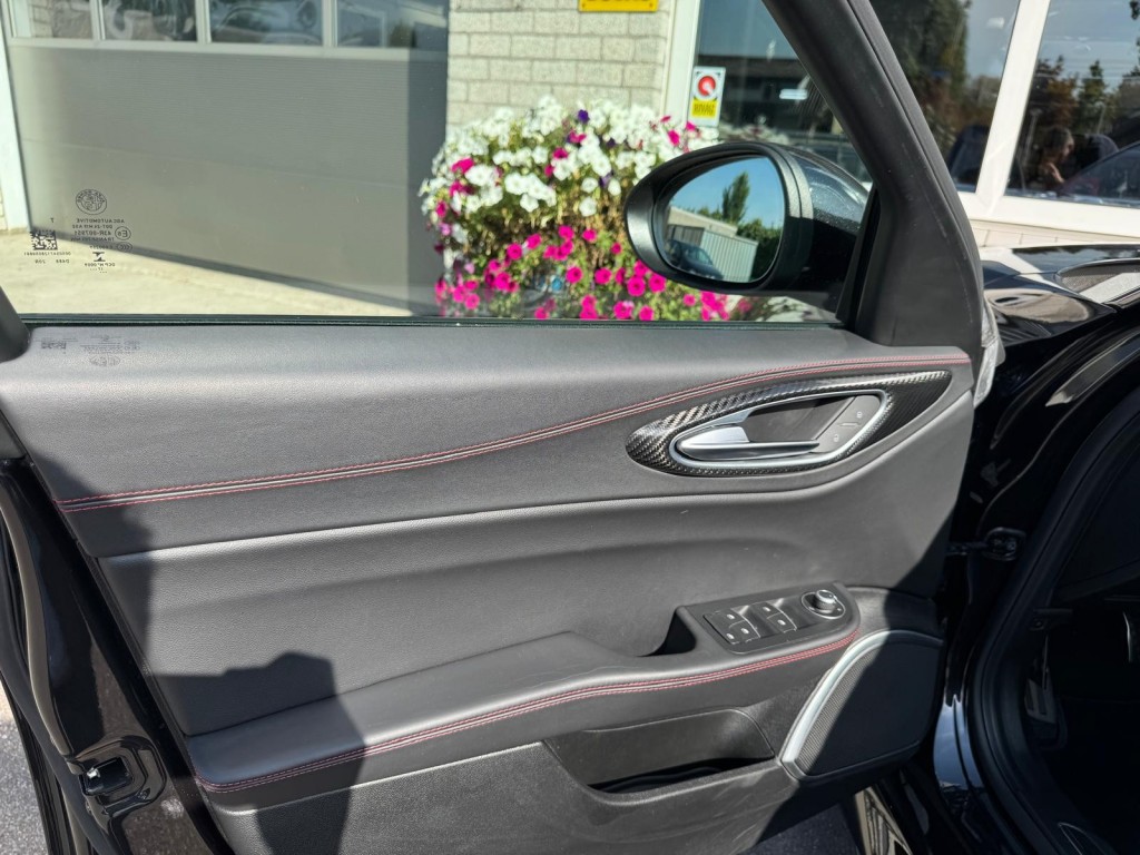 Alfa Romeo Giulia Alfa Romeo Giulia 2.9 V6 QUADRIFOGLIO Carbon pakket Sparco kuipstoelen Carplay Perfect onderhouden!
