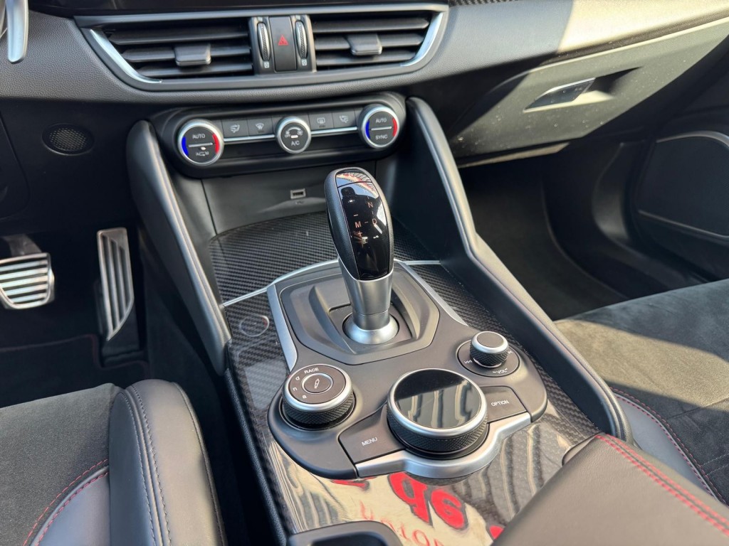 Alfa Romeo Giulia Alfa Romeo Giulia 2.9 V6 QUADRIFOGLIO Carbon pakket Sparco kuipstoelen Carplay Perfect onderhouden!