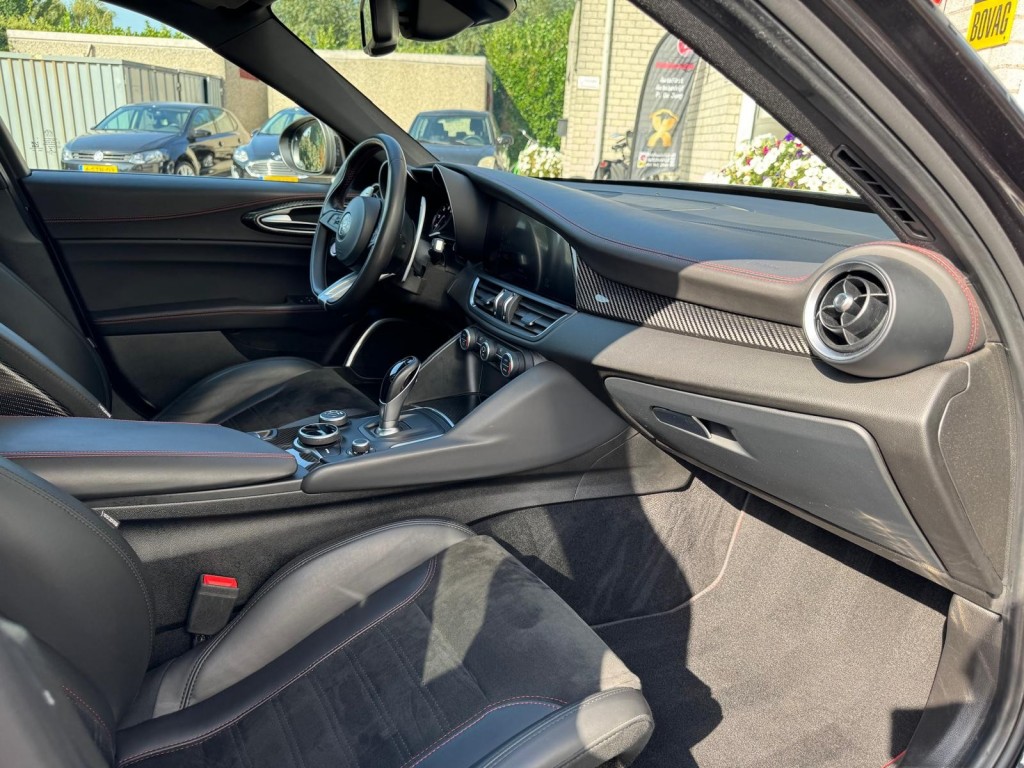 Alfa Romeo Giulia Alfa Romeo Giulia 2.9 V6 QUADRIFOGLIO Carbon pakket Sparco kuipstoelen Carplay Perfect onderhouden!