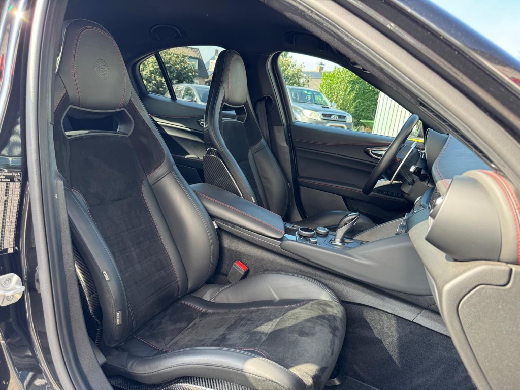 Alfa Romeo Giulia Alfa Romeo Giulia 2.9 V6 QUADRIFOGLIO Carbon pakket Sparco kuipstoelen Carplay Perfect onderhouden!