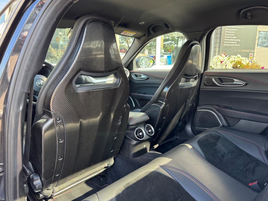 Alfa Romeo Giulia Alfa Romeo Giulia 2.9 V6 QUADRIFOGLIO Carbon pakket Sparco kuipstoelen Carplay Perfect onderhouden!