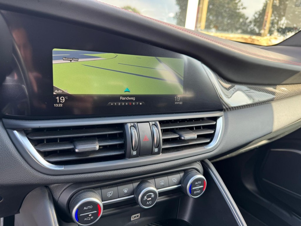 Alfa Romeo Giulia Alfa Romeo Giulia 2.9 V6 QUADRIFOGLIO Carbon pakket Sparco kuipstoelen Carplay Perfect onderhouden!
