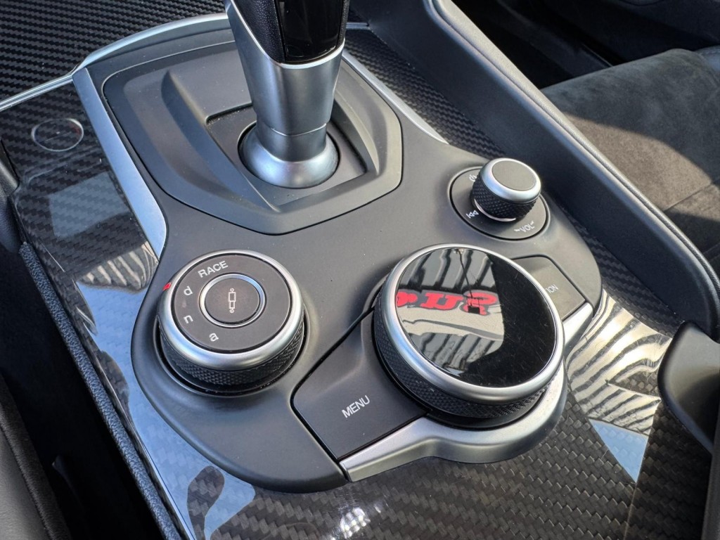Alfa Romeo Giulia Alfa Romeo Giulia 2.9 V6 QUADRIFOGLIO Carbon pakket Sparco kuipstoelen Carplay Perfect onderhouden!