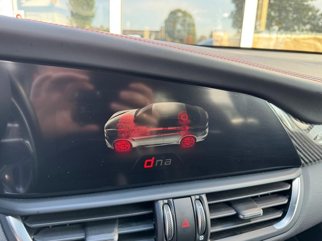 Alfa Romeo Giulia Alfa Romeo Giulia 2.9 V6 QUADRIFOGLIO Carbon pakket Sparco kuipstoelen Carplay Perfect onderhouden!