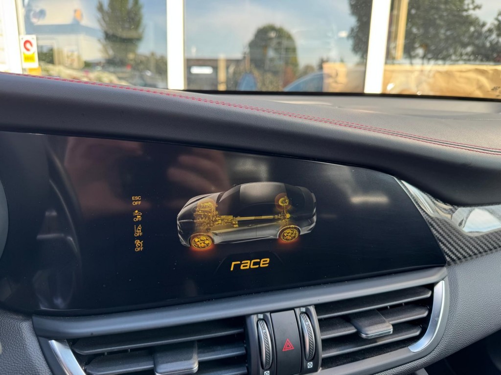 Alfa Romeo Giulia Alfa Romeo Giulia 2.9 V6 QUADRIFOGLIO Carbon pakket Sparco kuipstoelen Carplay Perfect onderhouden!