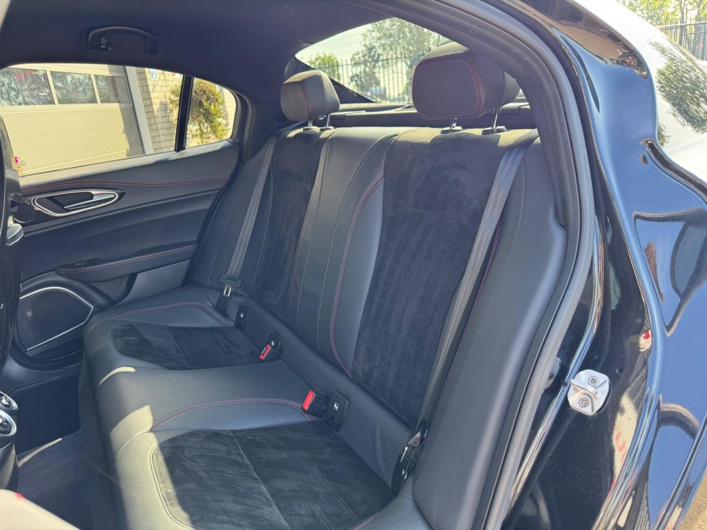 Alfa Romeo Giulia Alfa Romeo Giulia 2.9 V6 QUADRIFOGLIO Carbon pakket Sparco kuipstoelen Carplay Perfect onderhouden!