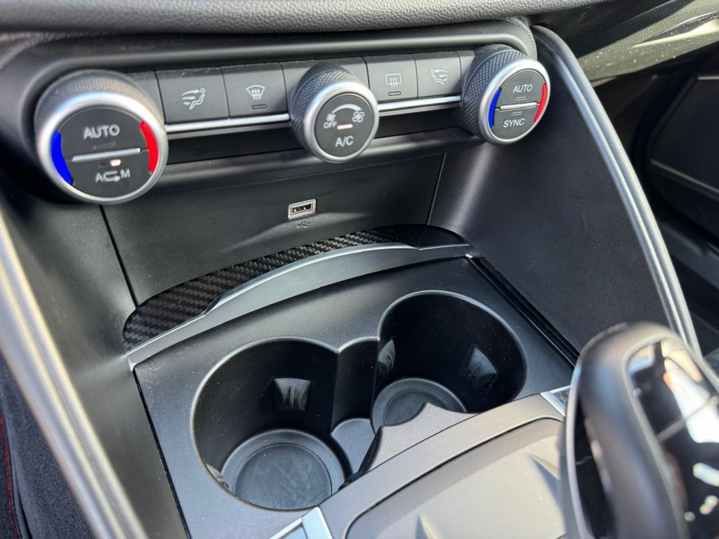 Alfa Romeo Giulia Alfa Romeo Giulia 2.9 V6 QUADRIFOGLIO Carbon pakket Sparco kuipstoelen Carplay Perfect onderhouden!