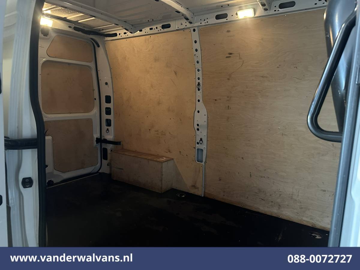 Renault Master Renault Master 2.3 dCi 136pk L2H2 Euro6 Airco | Navigatie | Camera | Trekhaak | Cruisecontrol Parkeersensoren, Bijrijdersbank