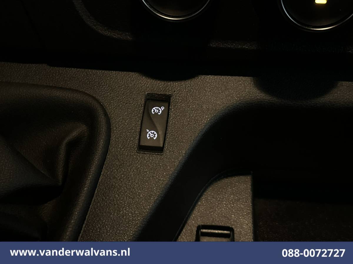 Renault Master Renault Master 2.3 dCi 136pk L2H2 Euro6 Airco | Navigatie | Camera | Trekhaak | Cruisecontrol Parkeersensoren, Bijrijdersbank